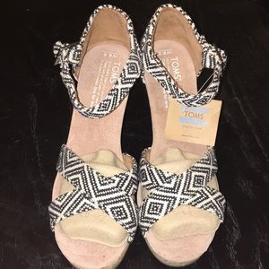 Toms black woven diamond wedges